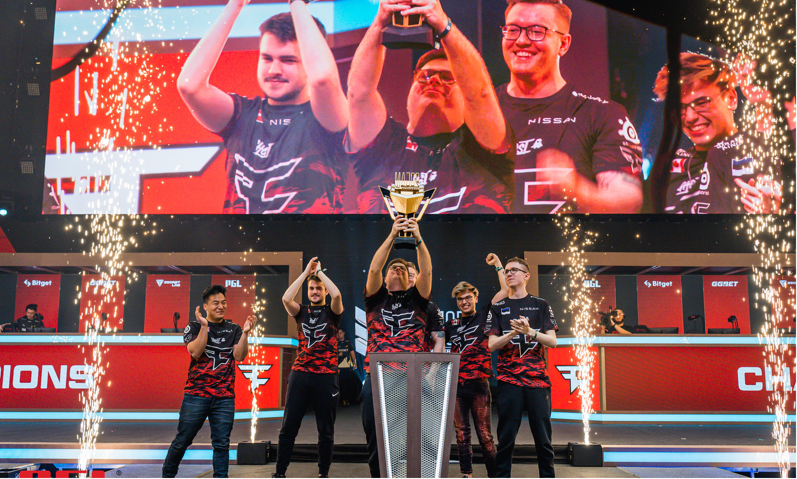 他们利用高 他们利用高